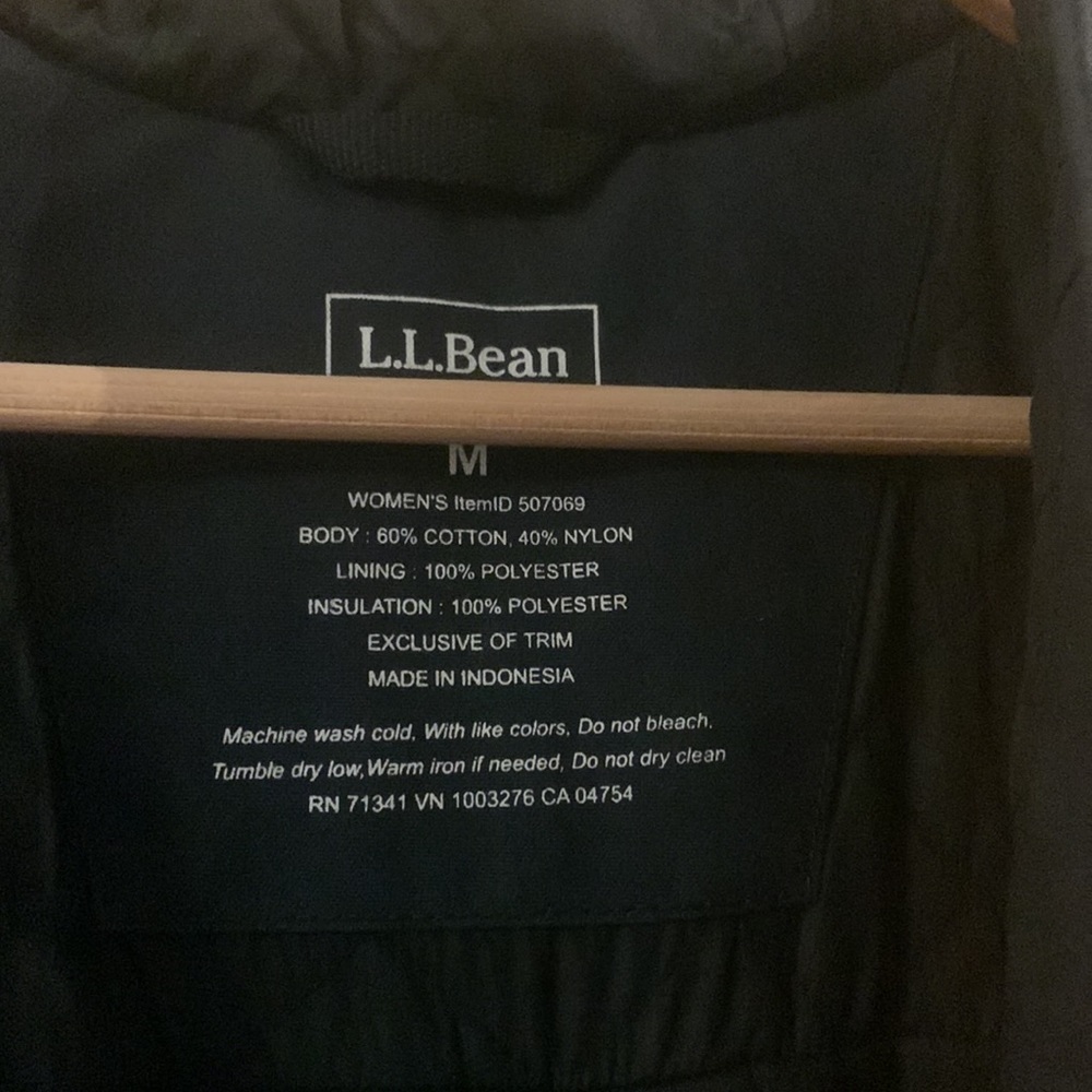 LL Bean Women’s black winter hooded coat. - Picture 3 of 4
